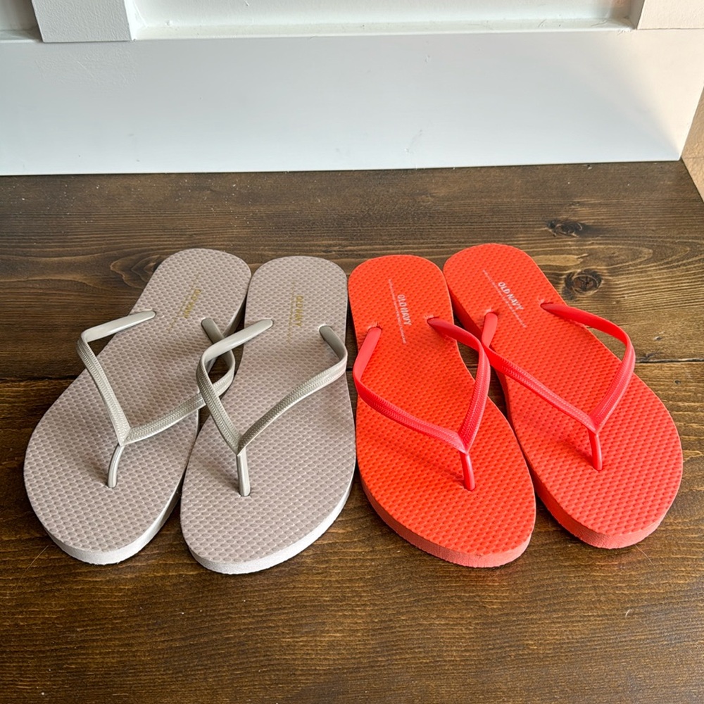 Old Navy flip flops size 6 (2 pair)